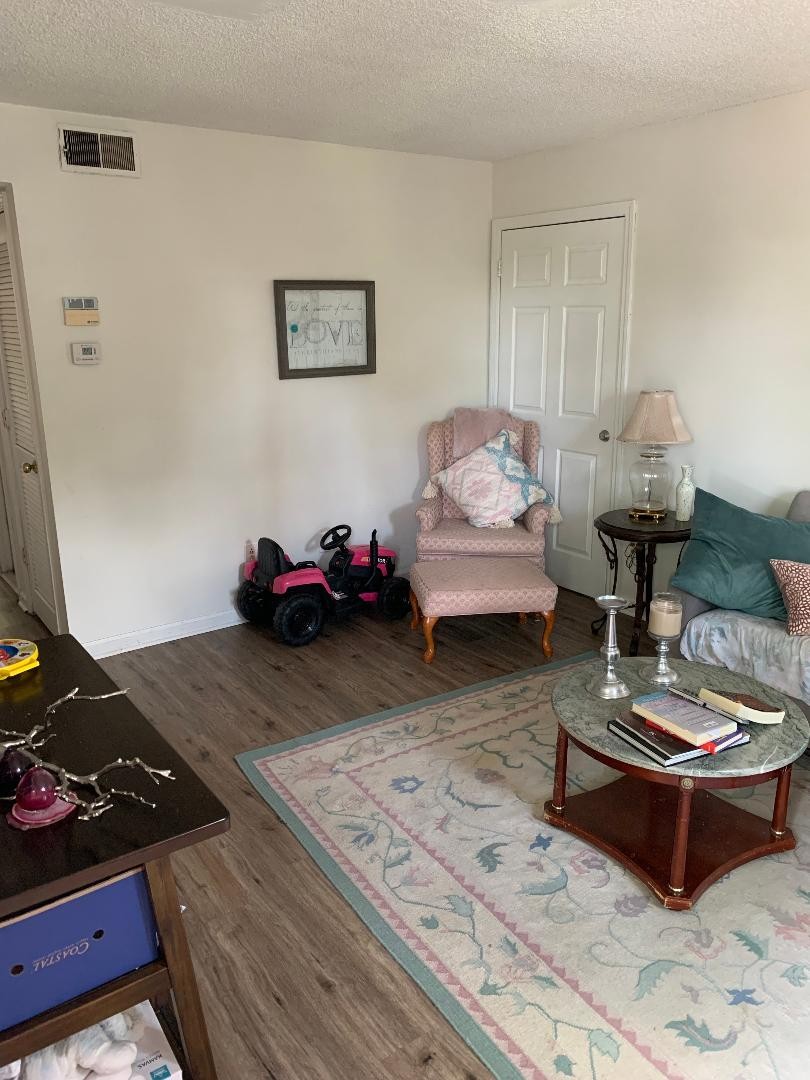 709 Eric Drive Nashville, TN 37207 - Photo 8 of 28 a living room with furniture and a table