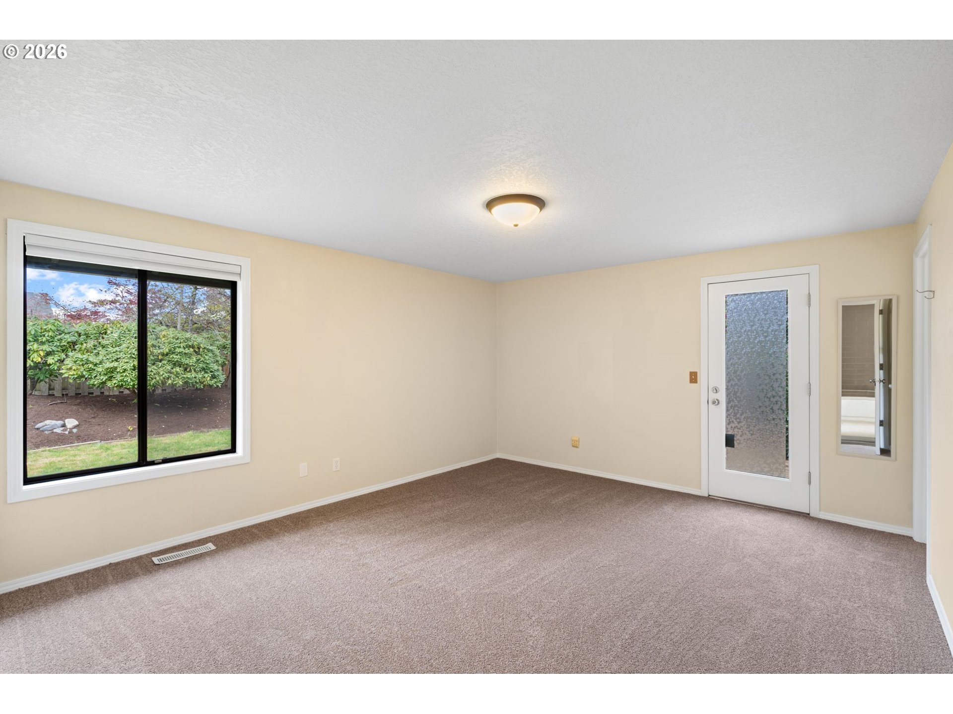 895 Southwest 166th Avenue Beaverton, OR 97006 - Photo 22 of 36 an empty room with a window