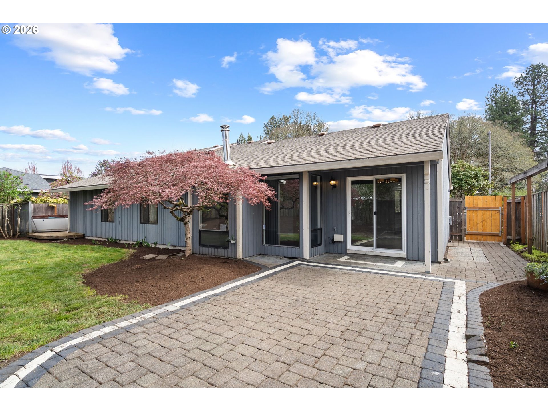 895 Southwest 166th Avenue Beaverton, OR 97006 - Photo 30 of 36 front view of a house with a garden