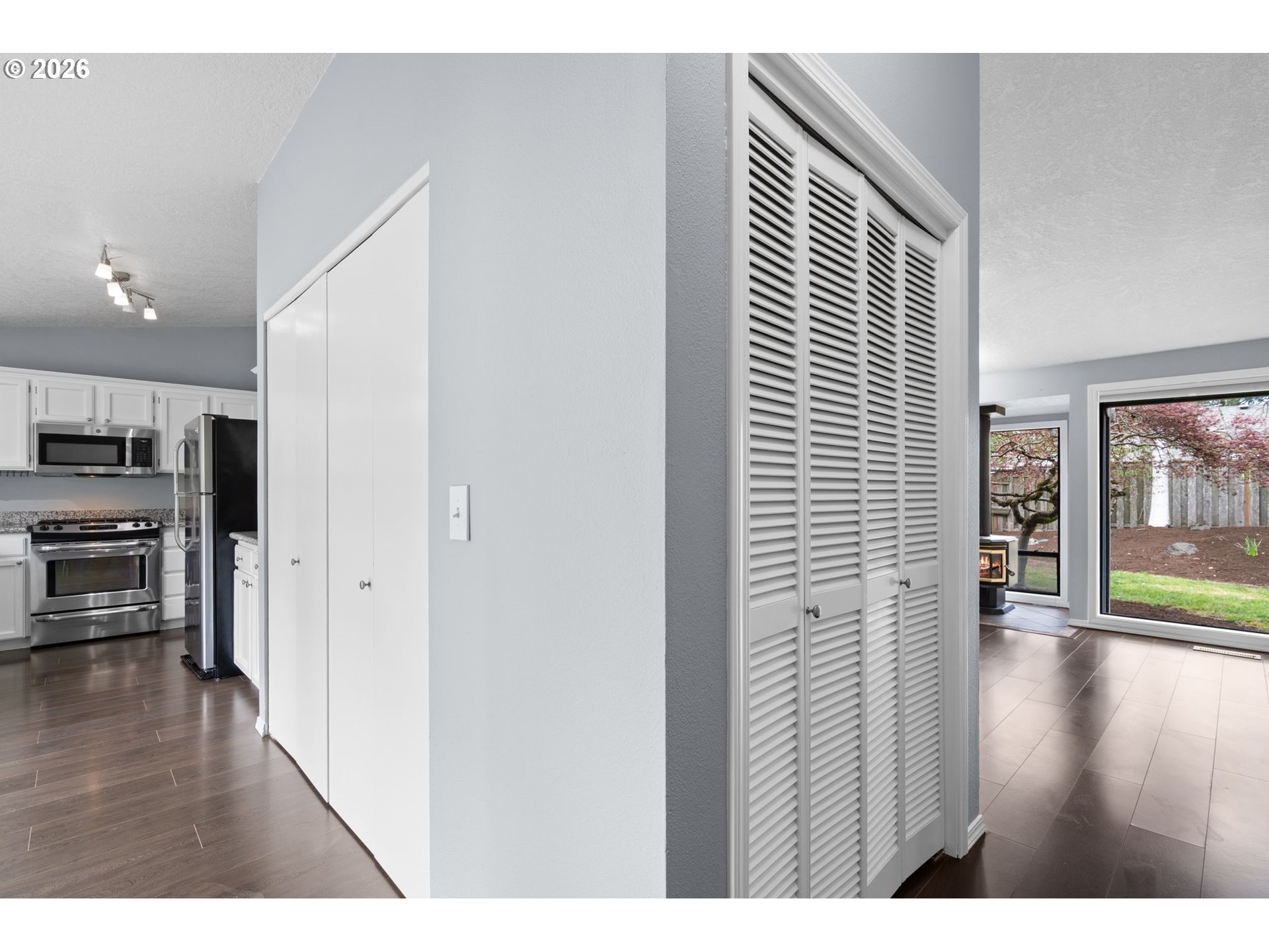 895 Southwest 166th Avenue Beaverton, OR 97006 - Photo 5 of 36 a view of a kitchen from the hallway
