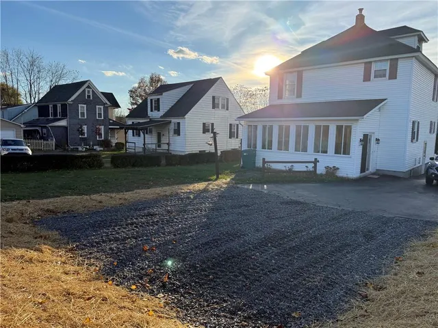 a view of house with a yard
