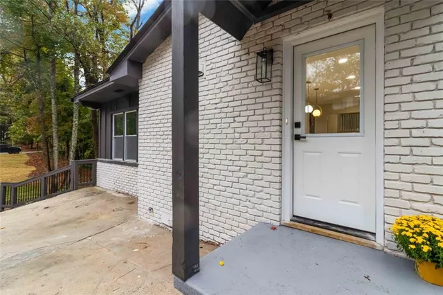 a view of backyard of the house