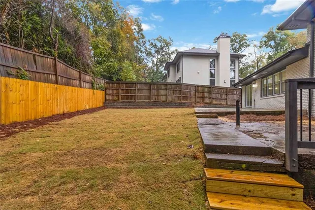 a view of a backyard