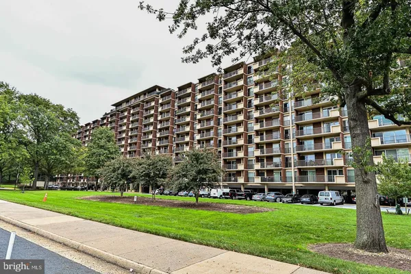 $2,200 | 1300 Army Navy Drive, Unit 425, Arlington, VA 22202