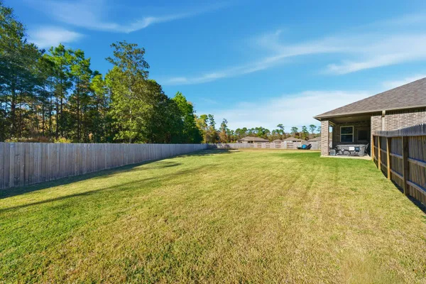 a view of an house with pool and a yard