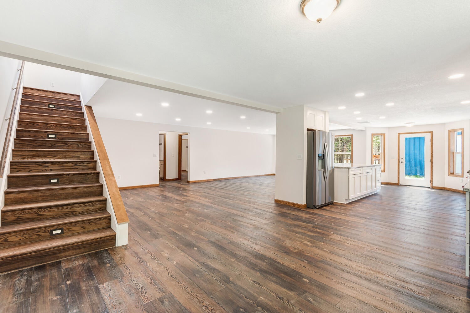 1026 Yoke Road La Pine, OR 97739 - Photo 8 of 42 Living, Kitchen, lighted stairway