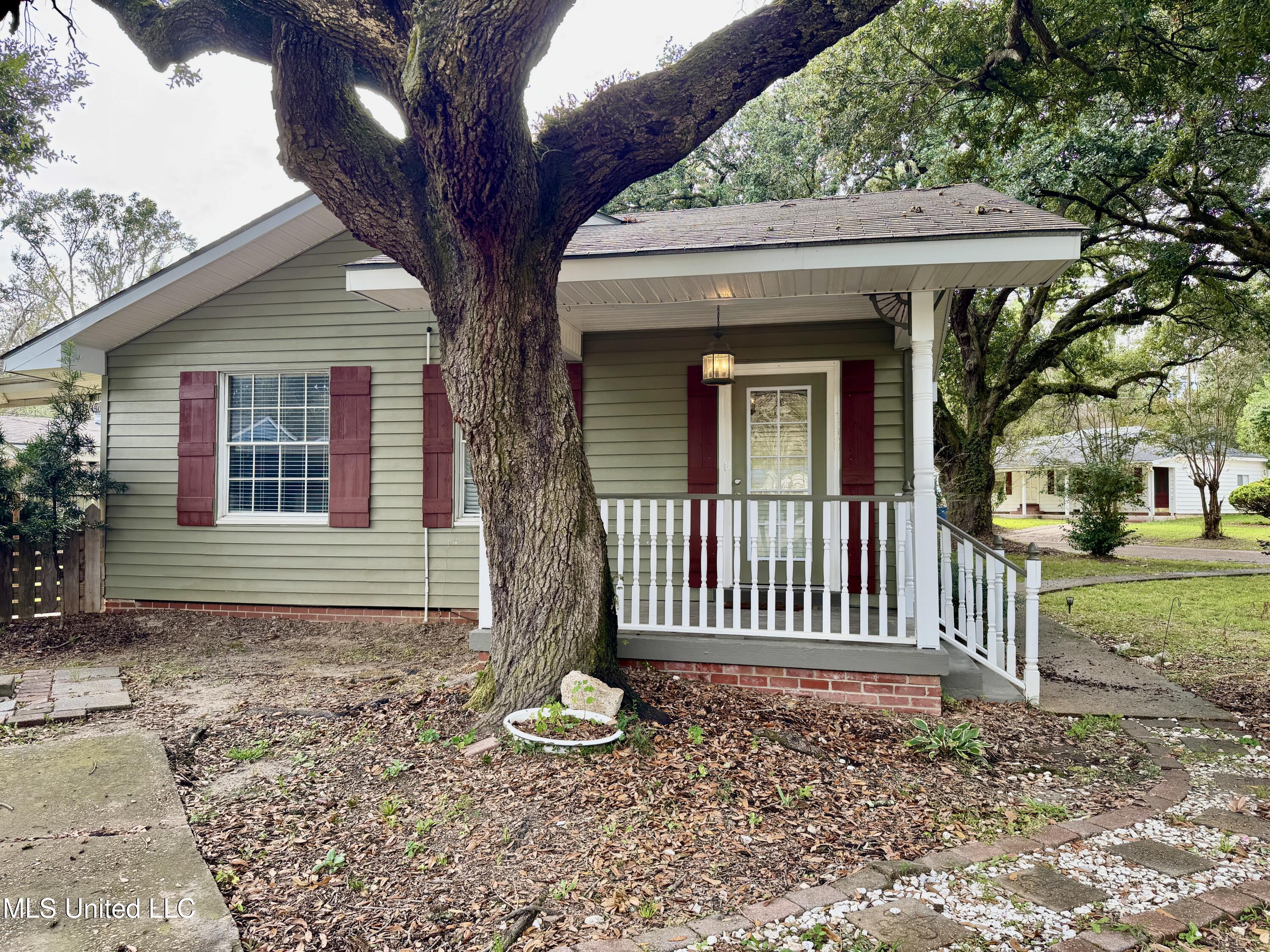 1301 Westwood Road Natchez, MS 39120 - Photo 2 of 25 IMG_5628