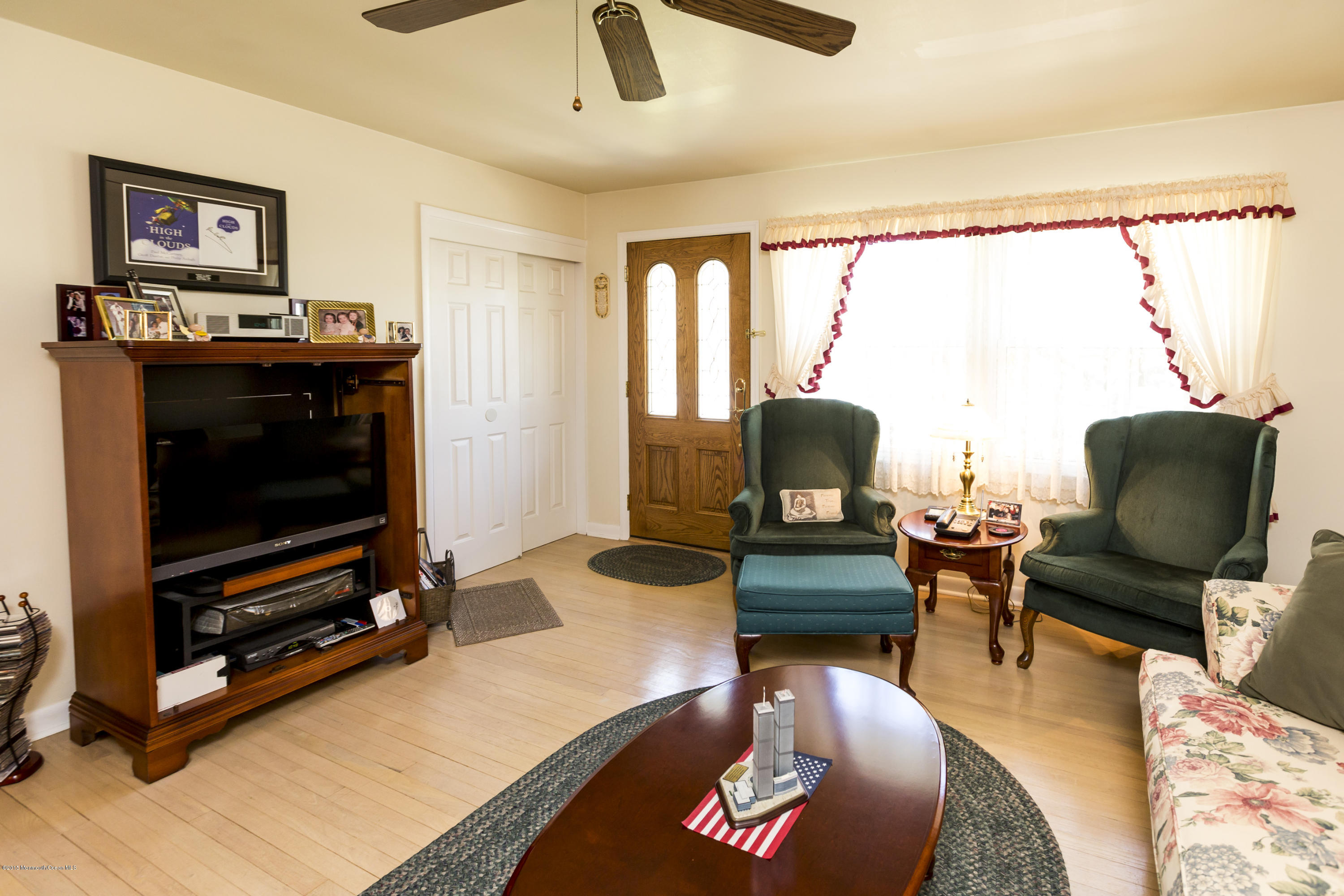 39 Monroe Street Keyport, NJ 07735 - Photo 7 of 27 Living Room