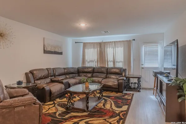 $2,000 | 129 Avena Grove, Floresville, TX 78114