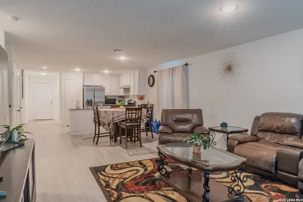 $2,000 | 129 Avena Grove, Floresville, TX 78114