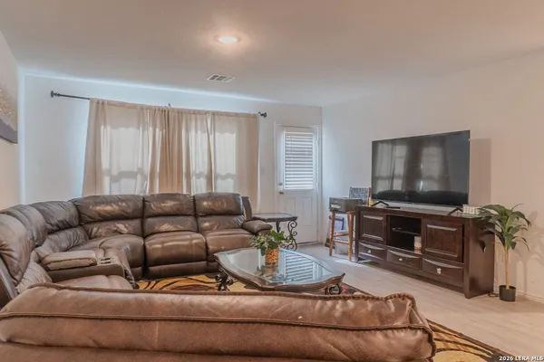 $2,000 | 129 Avena Grove, Floresville, TX 78114