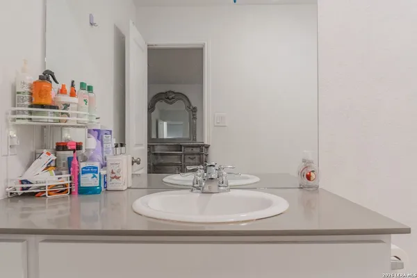 $2,000 | 129 Avena Grove, Floresville, TX 78114