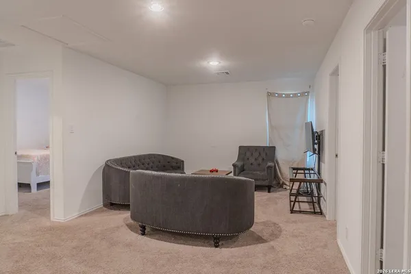 $2,000 | 129 Avena Grove, Floresville, TX 78114