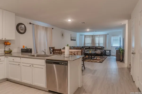 $2,000 | 129 Avena Grove, Floresville, TX 78114