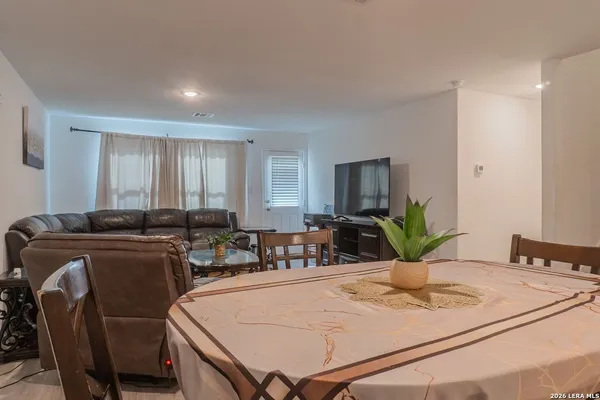 $2,000 | 129 Avena Grove, Floresville, TX 78114