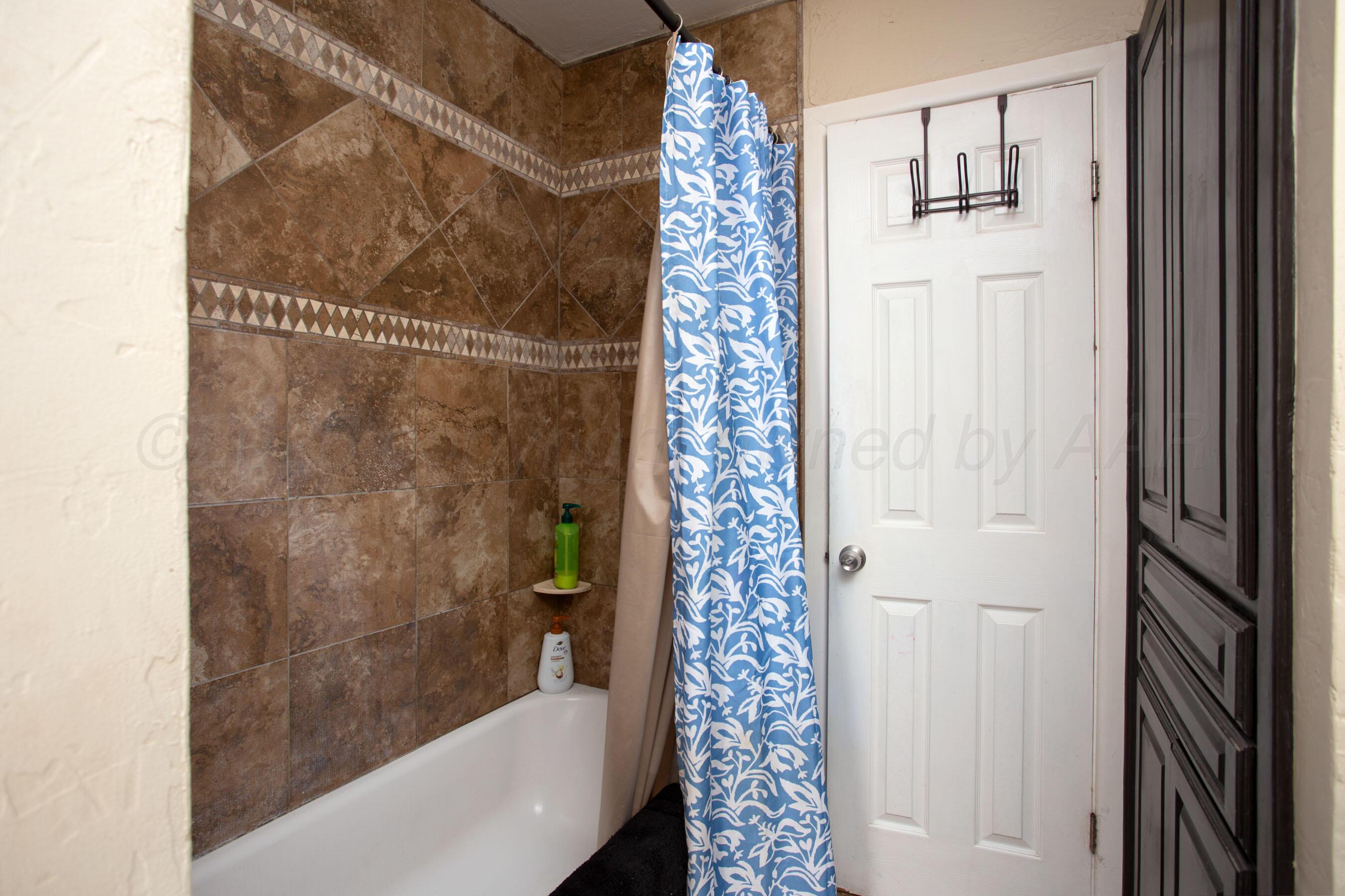 3312 Paramount Boulevard Amarillo, TX 79109 - Photo 22 of 30 Hall Bathroom