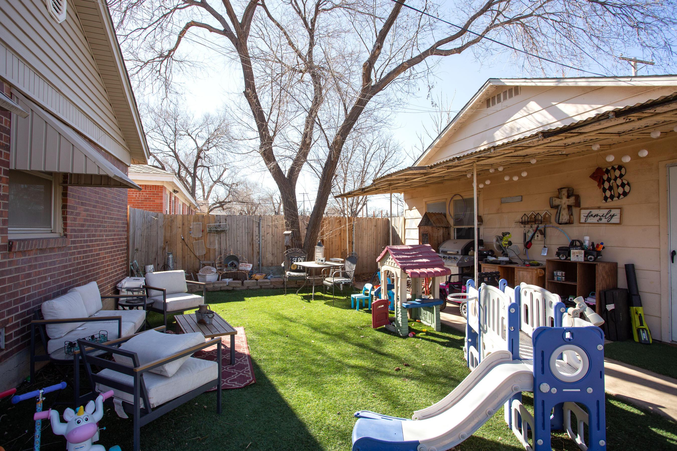 3312 Paramount Boulevard Amarillo, TX 79109 - Photo 24 of 30 Back Yard Seating Area