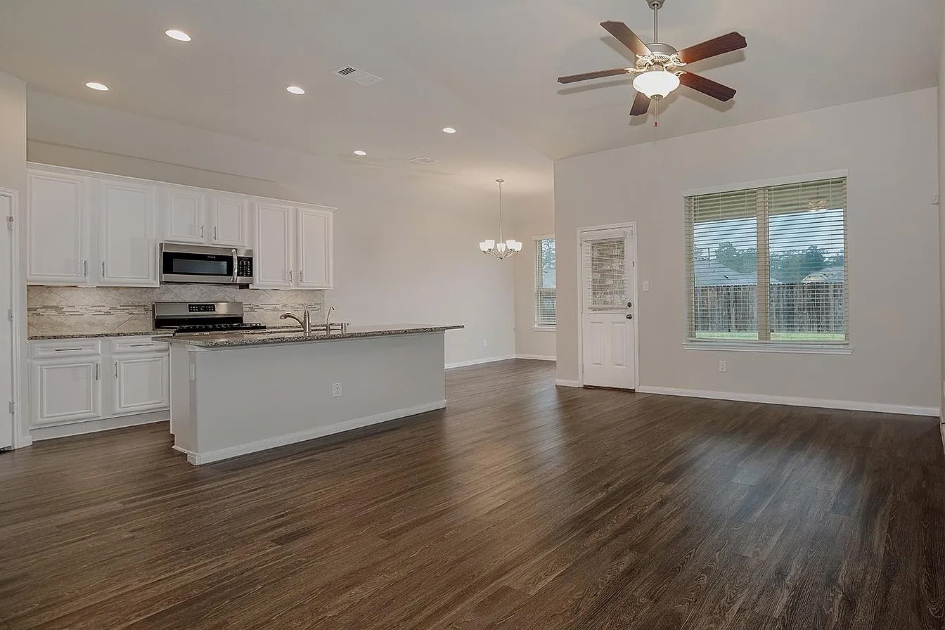 14215 Irvine Rnch Trail Conroe, TX 77384 - Photo 5 of 18