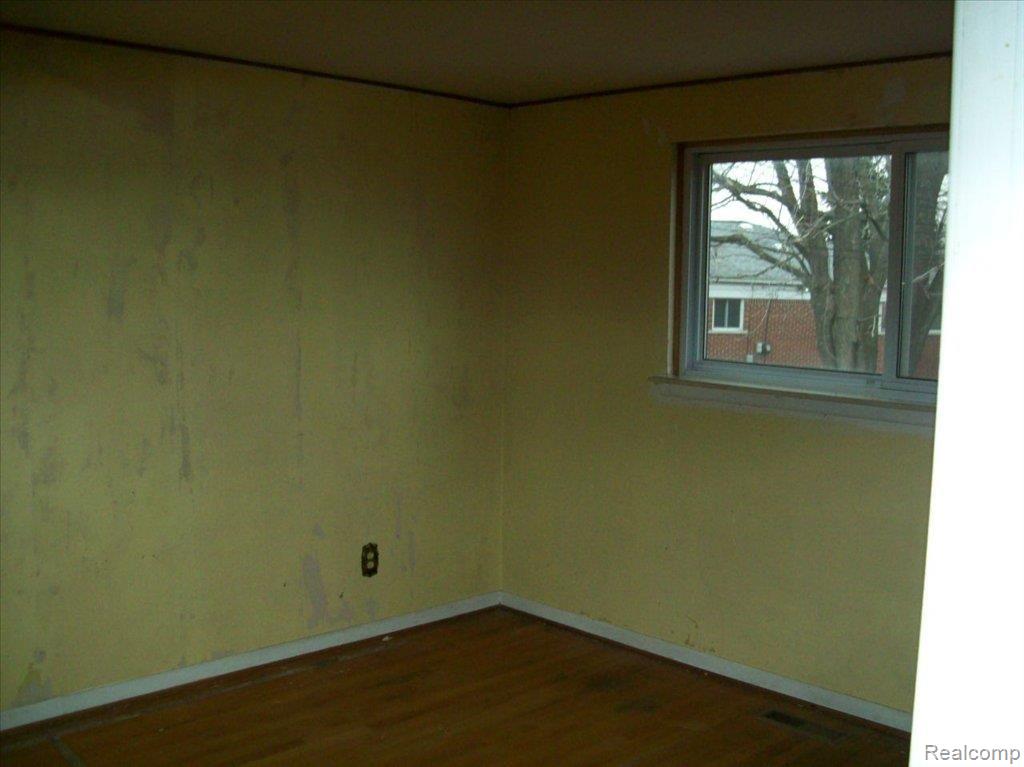 4733 Valley Road Trenton, MI 48183 - Photo 4 of 11 Bedroom 2