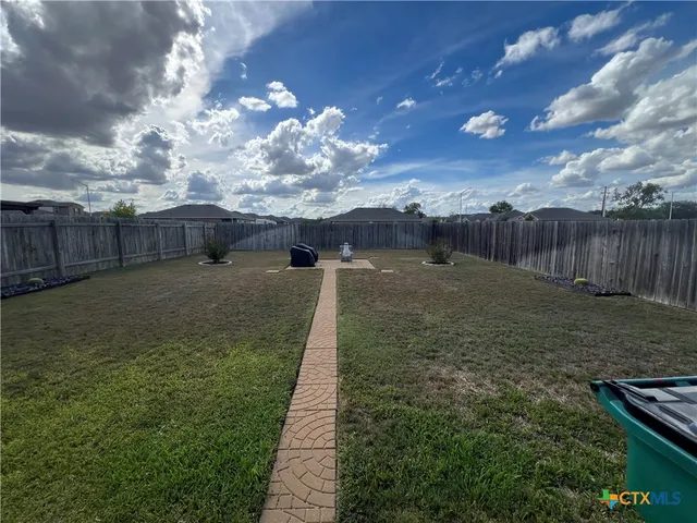 a view of a backyard