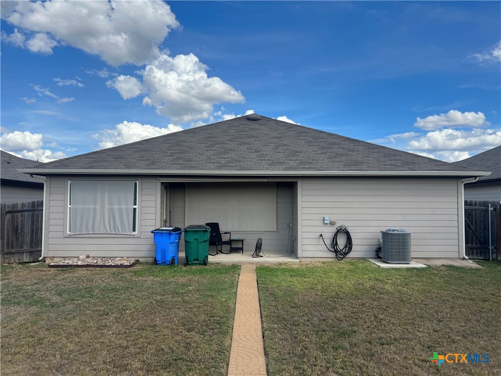 809 Margay Loop Seguin, TX 78155 - Photo 20 of 20 a front view of a house with a garden