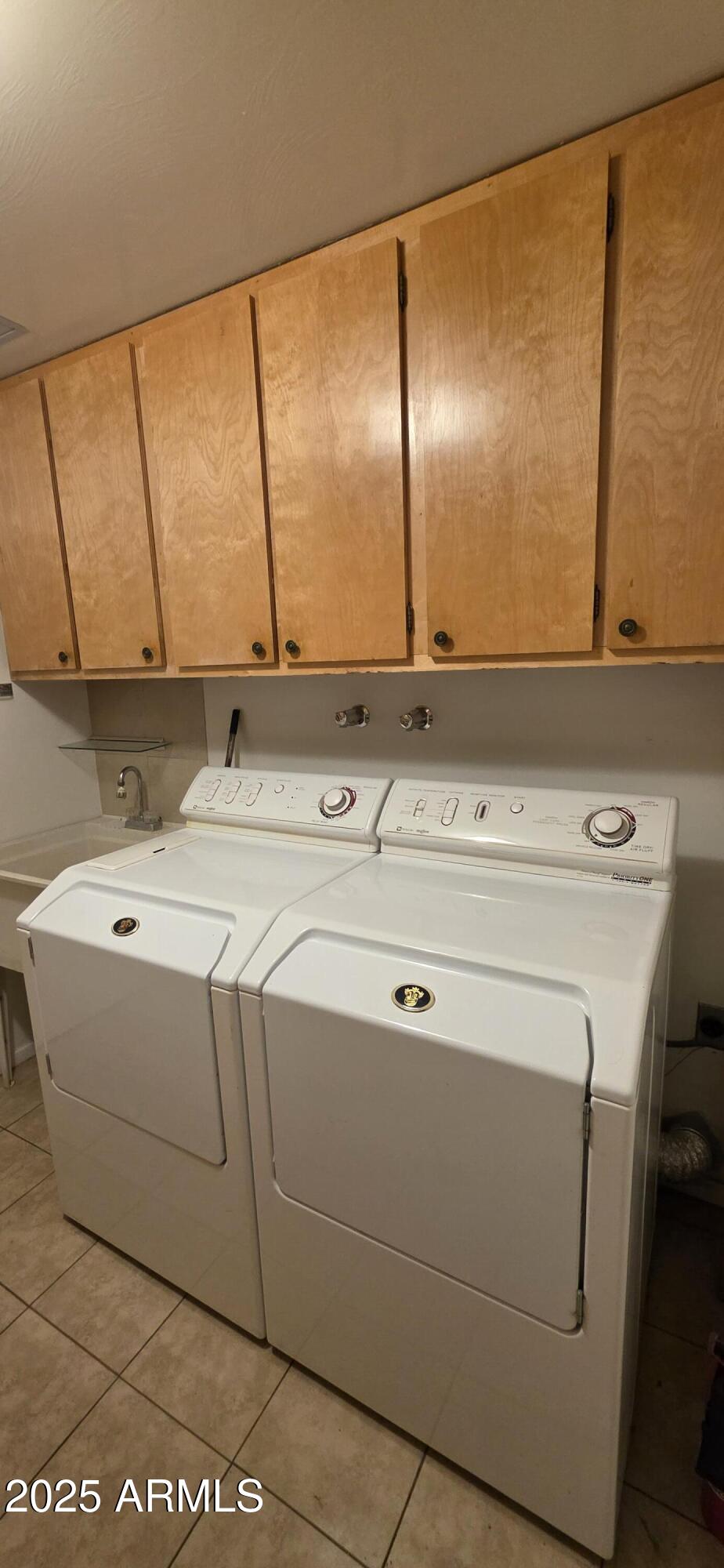 302 North Sage Street Pearce, AZ 85625 - Photo 30 of 38 a utility room with dryer and washer