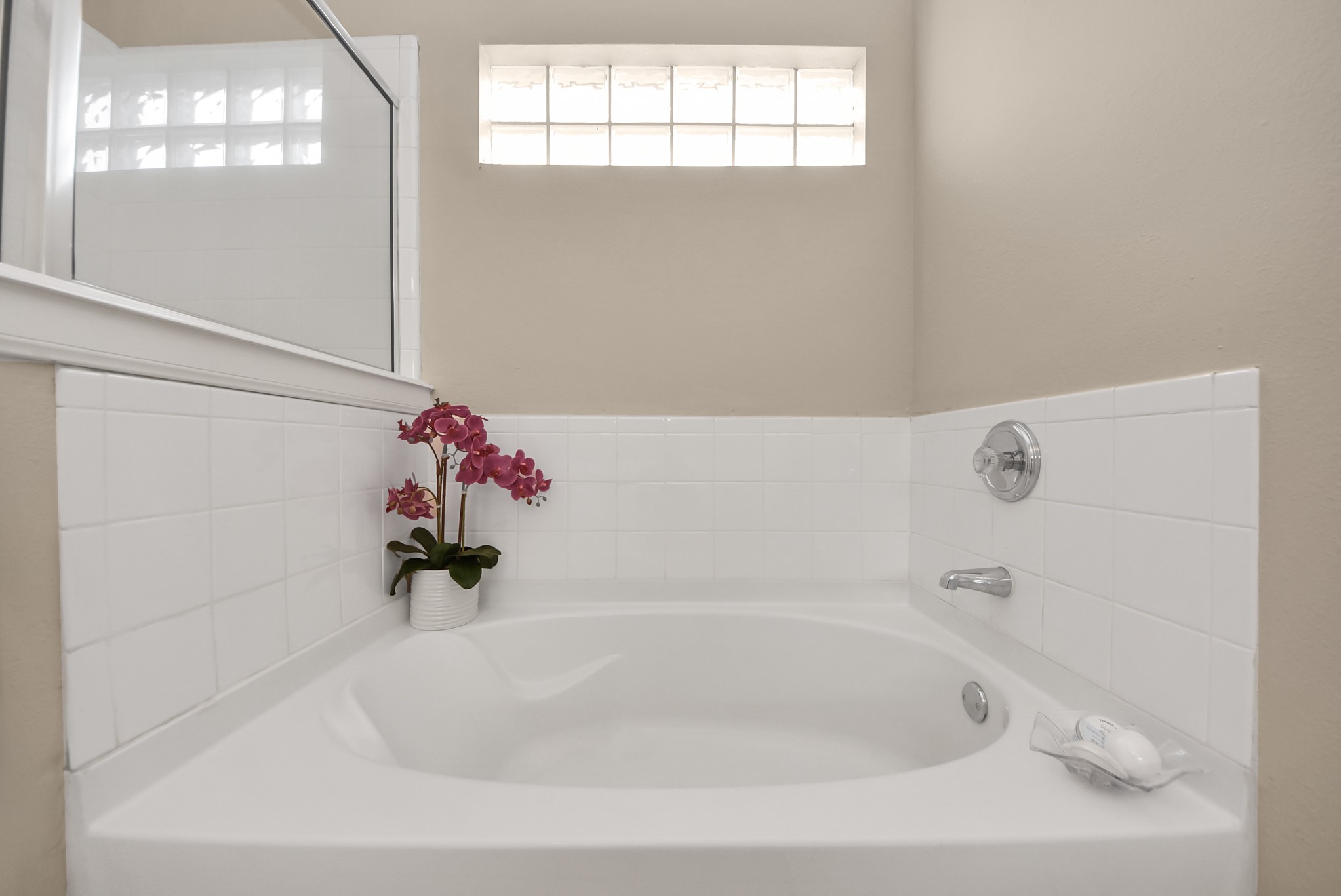 18963 Candlelight Crescent Road Spring, TX 77388 - Photo 22 of 33 Large soaking tub for relaxing.