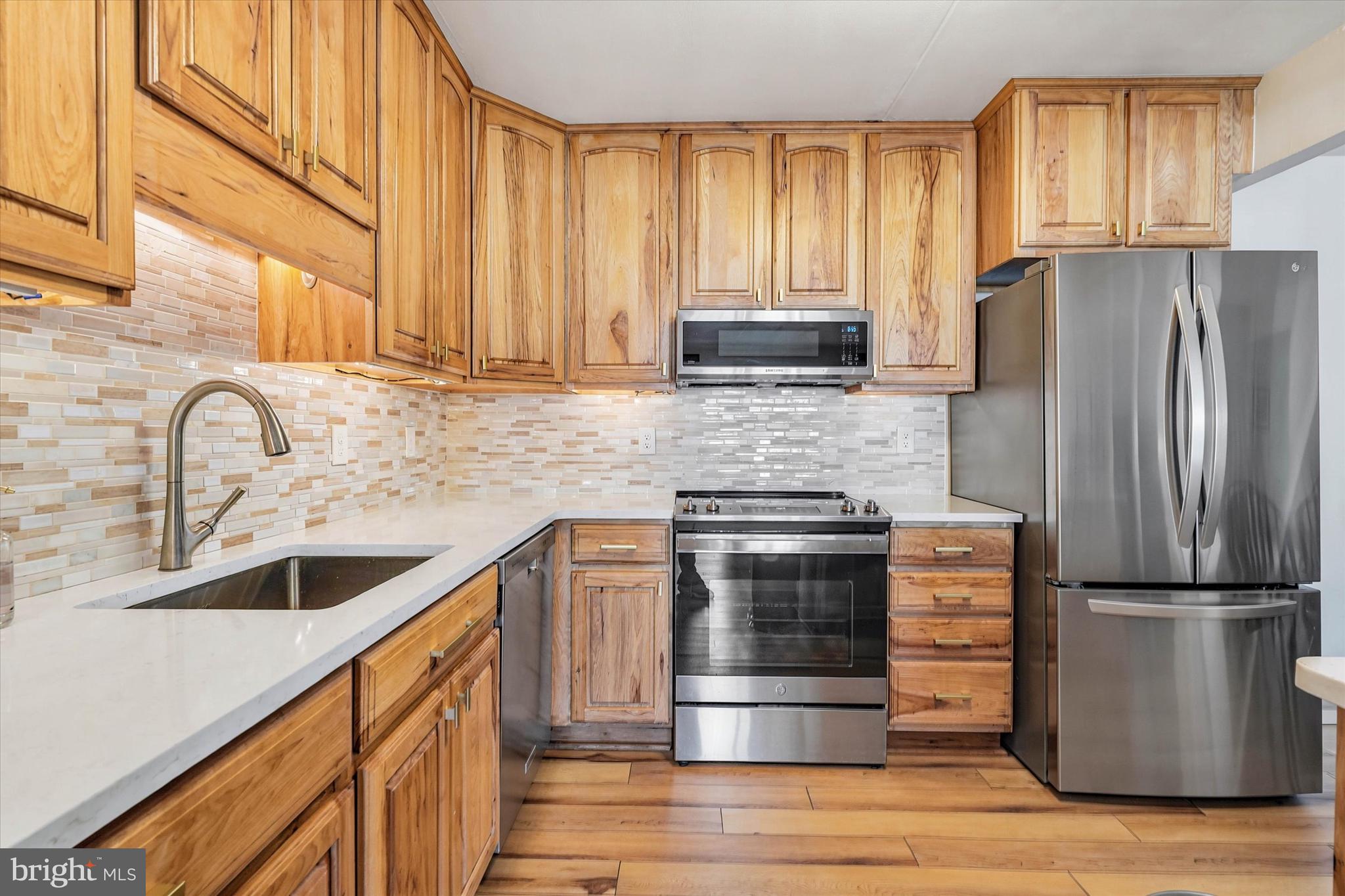 Quartz Countertops & Beautiful Backsplash