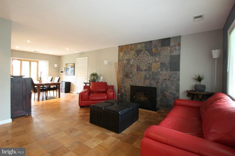4009 Braddock Road Alexandria, VA 22312 - Photo 11 of 22 Living Room