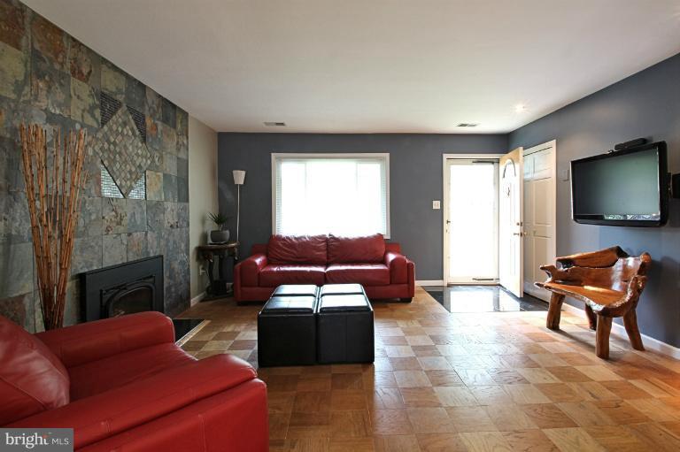 4009 Braddock Road Alexandria, VA 22312 - Photo 13 of 22 Living Room