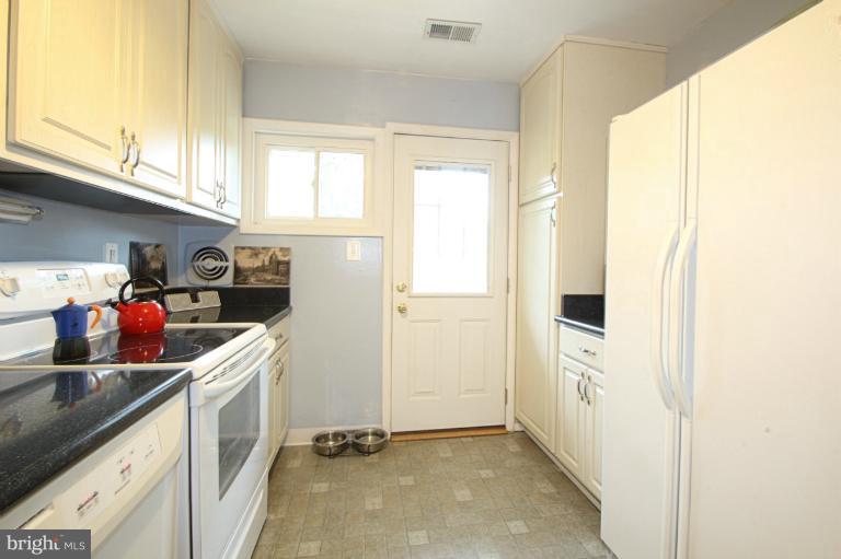 4009 Braddock Road Alexandria, VA 22312 - Photo 4 of 22 Kitchen