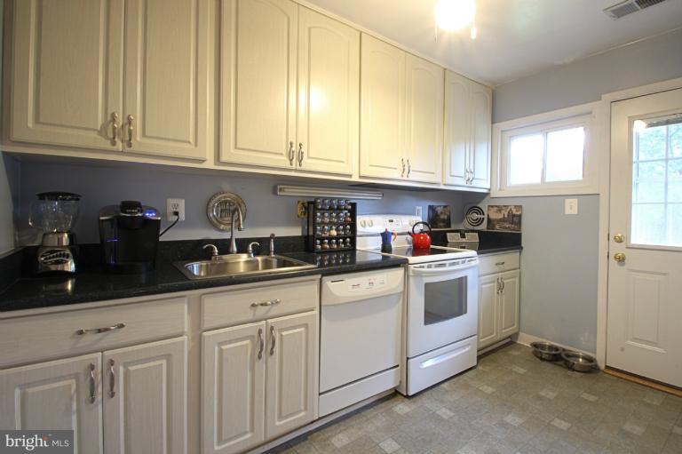 4009 Braddock Road Alexandria, VA 22312 - Photo 10 of 22 Kitchen