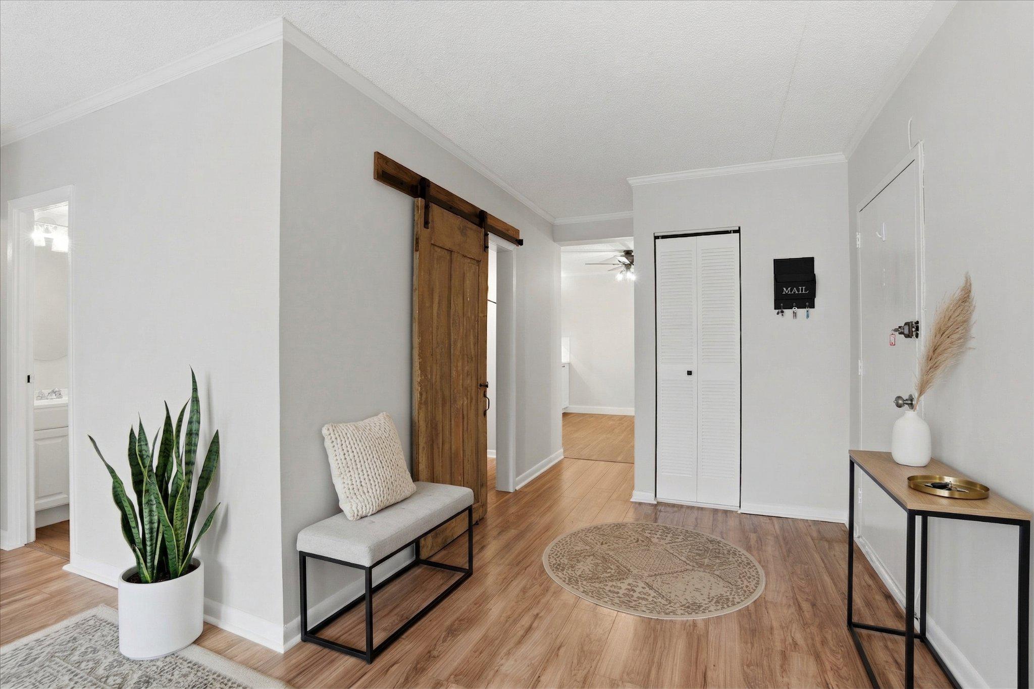 400 Glendale Road, Unit E34 Havertown, PA 19083 - Photo 4 of 30 AI Staged - Inviting entryway with modern charm.