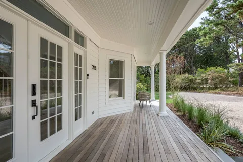 $3,250,000 | 286 Montauk Highway, Southampton, NY 11968