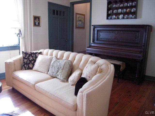 4030 Jacksonville Road Bethlehem, PA 18017 - Photo 10 of 37 Living room