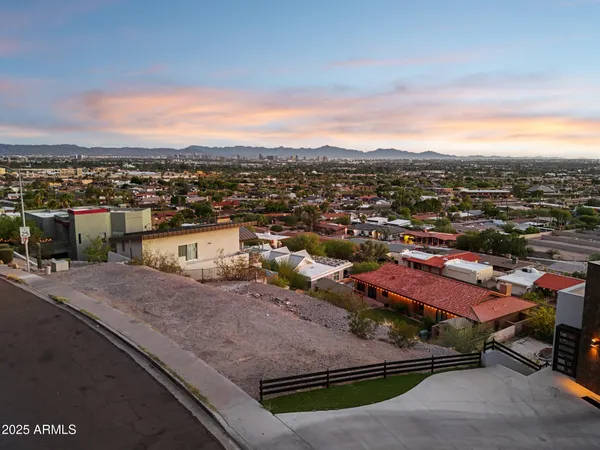 $875,000 | 7040 North 23rd Place, Unit 104, Phoenix, AZ 85020