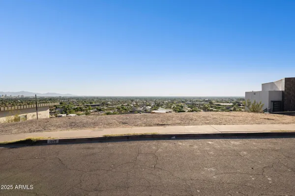 $875,000 | 7040 North 23rd Place, Unit 104, Phoenix, AZ 85020