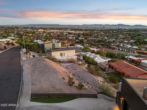 $875,000 | 7040 North 23rd Place, Unit 104, Phoenix, AZ 85020