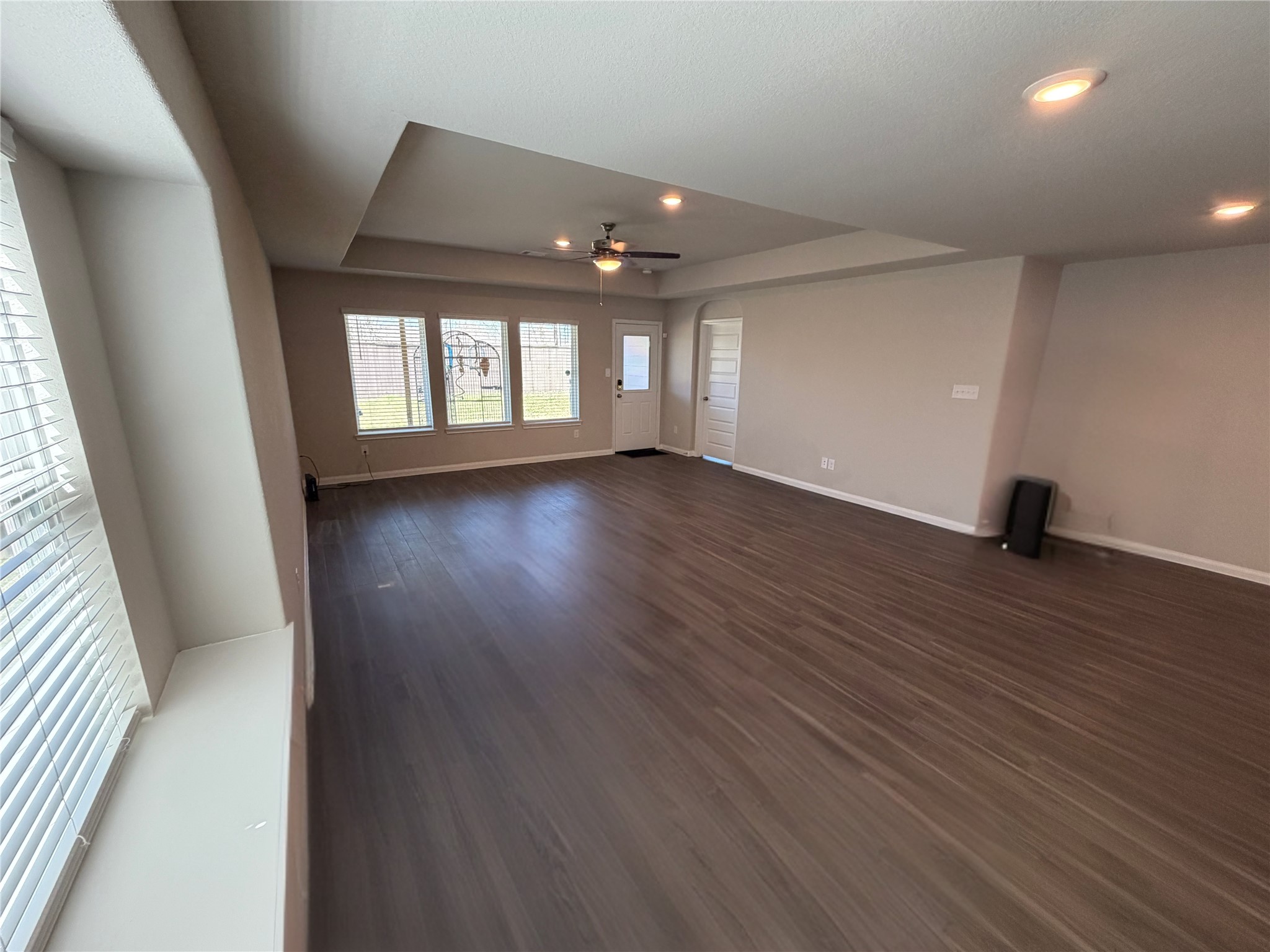 5338 Briana Dee Drive Rosharon, TX 77583 - Photo 5 of 13 Living room