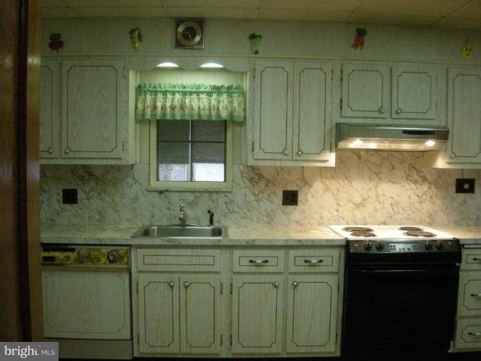 7710 Philadelphia Road Baltimore, MD 21237 - Photo 4 of 23 Kitchen