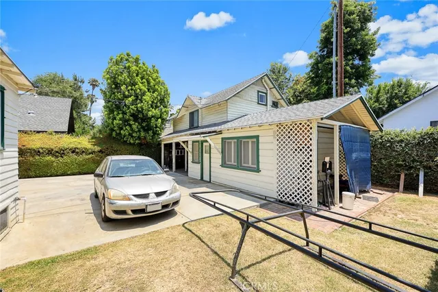 a view of a small yard