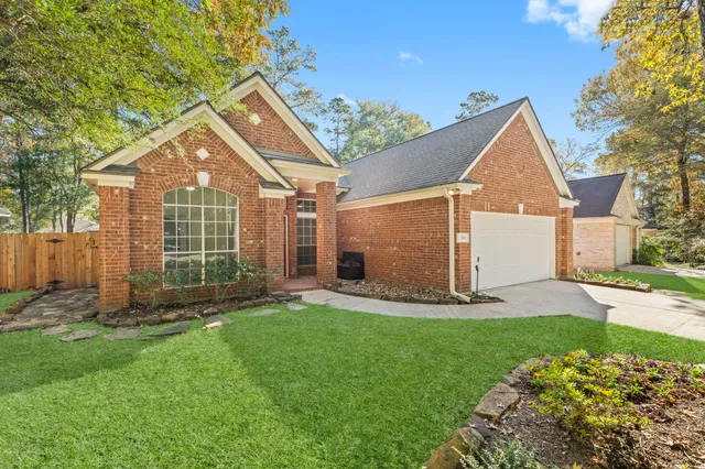 $425,000 | 135 Hollylaurel Drive, The Woodlands, TX 77382