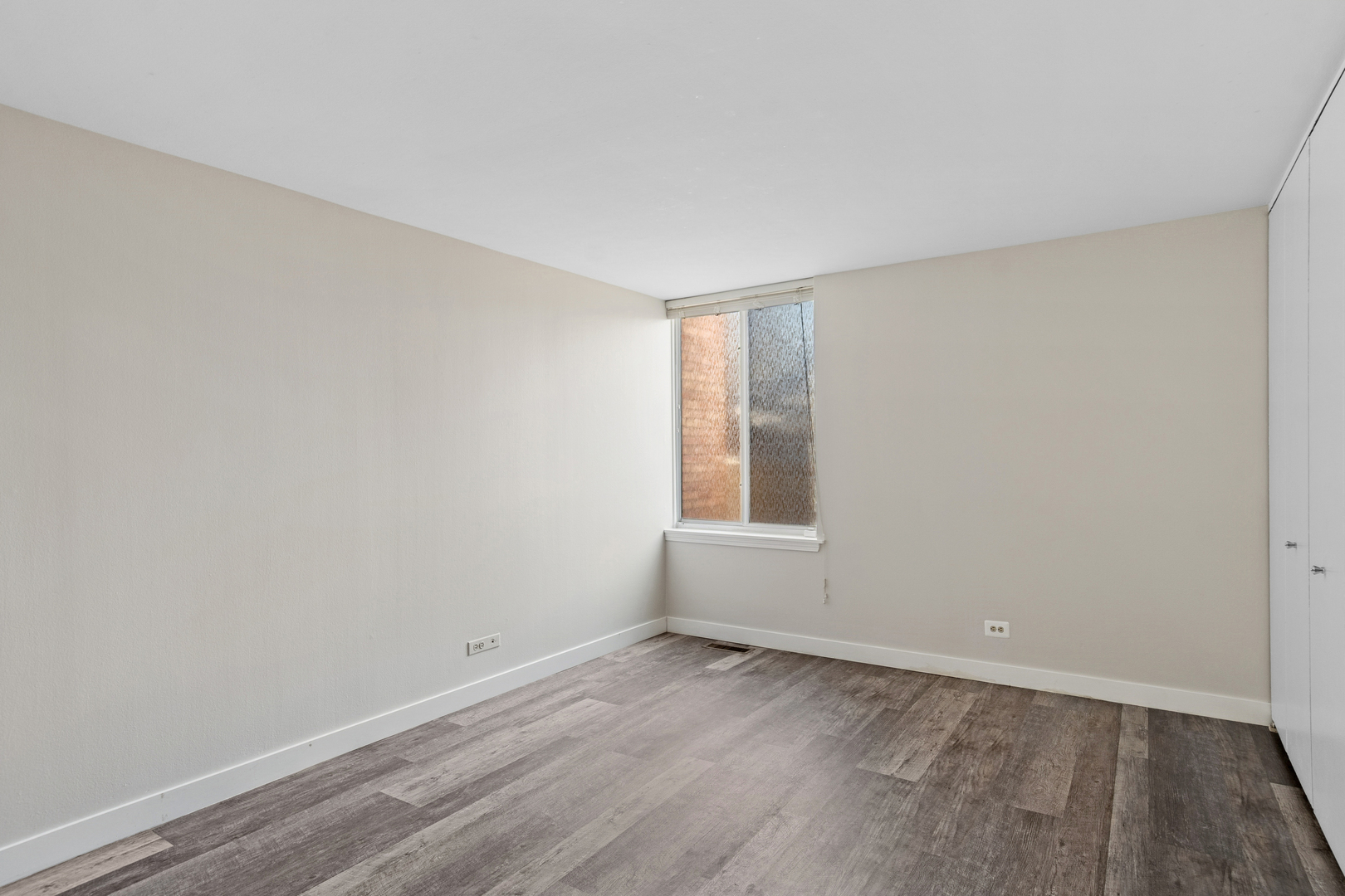 6012 Forest View Road, Unit 1D Lisle, IL 60532 - Photo 6 of 21 an empty room with a window