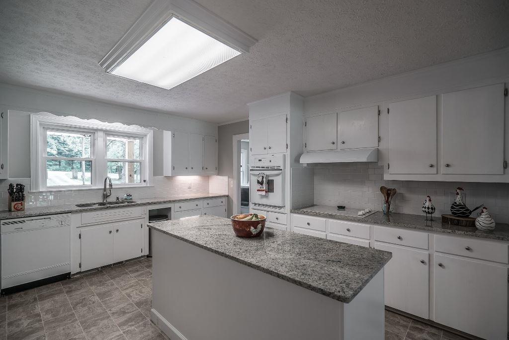 8114 Ridgewood Road Goodlettsville, TN 37072 - Photo 12 of 30 All appliances remain including built-in cook-top, built-in single oven, dishwasher and refrigerator with icemaker.