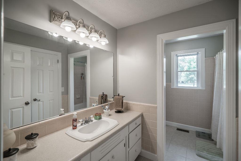 8114 Ridgewood Road Goodlettsville, TN 37072 - Photo 21 of 30 2nd full bath with tub/shower combo, double vanities and double toilets. Enter through hall or 4th bedroom.