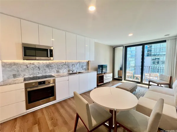 $2,600 | 987 Queen Street, Unit 1306, Honolulu, HI 96814
