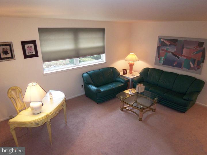 1124 Surrey Road Philadelphia, PA 19115 - Photo 4 of 16