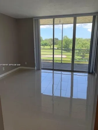 $1,950 | 9470 Live Oak Place, Unit 308, Davie, FL 33324