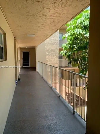 $1,950 | 9470 Live Oak Place, Unit 308, Davie, FL 33324
