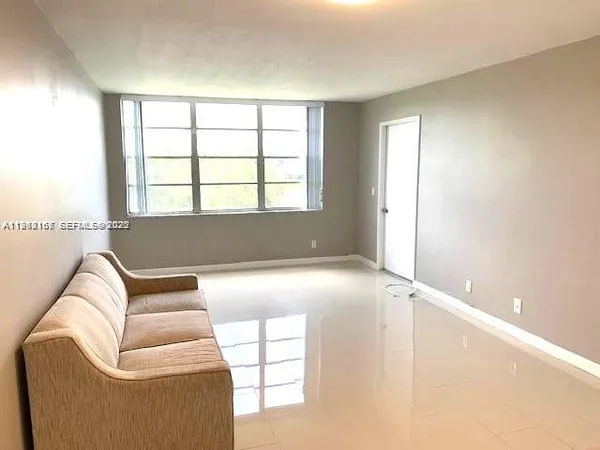 $1,950 | 9470 Live Oak Place, Unit 308, Davie, FL 33324